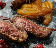 Утиная грудка с вишневым соусом и сезонными фруктами