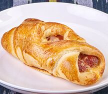 Пирожок с сосиской и сыром
