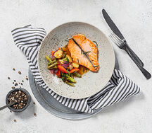 Стейк из лосося с овощами