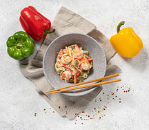 Пшеничная лапша с креветками под сливочным соусом