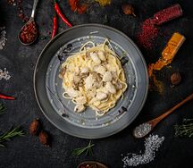 Спагетти с курицей и грибами