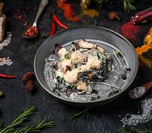 Черные спагетти с лососем