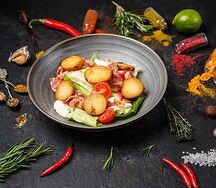 Салат с беконом и мини-картофелем