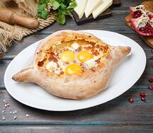 Хачапури по-аджарски с двумя желтками
