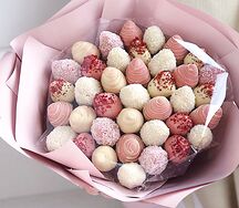 Букет Малина-кокос из клубники в шоколаде