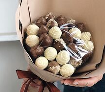 Букет Ферреро Роше из клубники в шоколаде