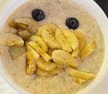 Каша молочная с фруктами и сливочным маслом