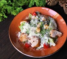 Салат Цезарь на мангале с курицей