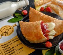Чебурек с клубникой и бананом