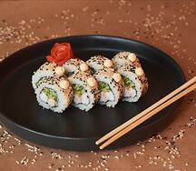 Ролл Калифорния в кунжуте с креветкой