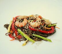 Креветки по-азиатски с гречневой лапшой и овощами
