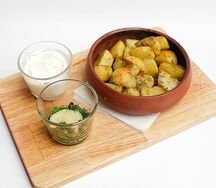 Картофель с мацони и зеленью