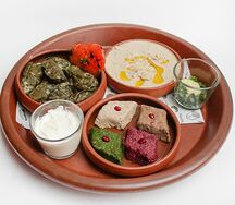 Блюдо с кавказскими закусками
