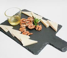 Сулугуни с медом и орехами