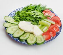 Тарелка овощей, сыра и зелени