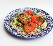 Печеные овощи на листьях салата