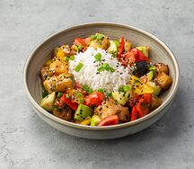 Рис куриным филе и овощами в кисло-сладком соусе