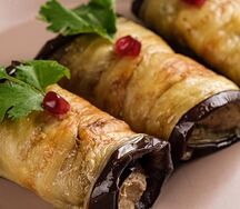Рулетики из баклажана с начинкой из грецких орехов