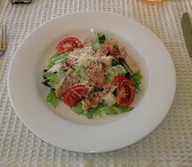 Салат Цезарь с курицей