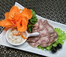 Нарезка из отварного языка с хреном