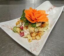 Салат Цезарь с помидорами