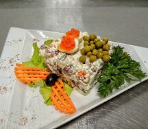 Салат Оливье с говядиной и икрой