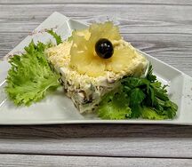 Салат из курицы с ананасами