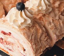 Меренговый рулет с вишней