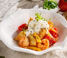 Салат с хрустящими баклажанами, креветками и сыром