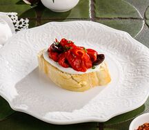 Брускетта с перцами и фетой 