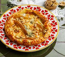 Хачапури с горгонзолой и грушей