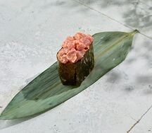 Острые суши с тунцом