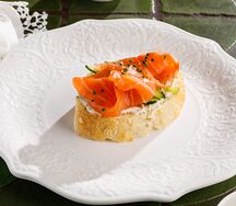 Брускетта с форелью 