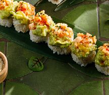 Ролл с креветкой и кремом авокадо