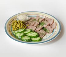 Язык с хреном и зеленым горошком