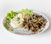 Печень жареная с кольцами лука