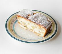 Шарлотка домашняя с яблоками