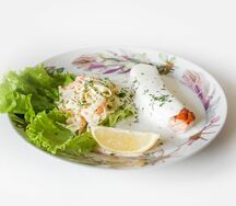 Семга, жаренная в сливочно-икорном соусе