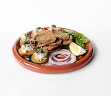 Печеный картофель с соусом песто и скумбрией