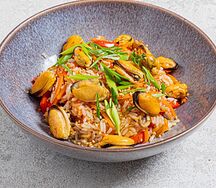 Wok мидии с рисом и сладким чили соусом