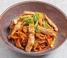 Wok курица с пшеничной лапшой и тайским соусом