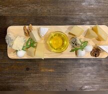 Ассорти элитных сыров с медом