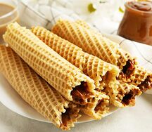Вафельная трубочка с вареной сгущенкой