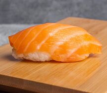 Суши с лососем