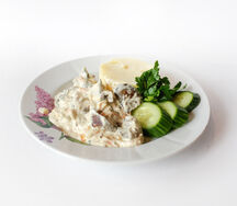 Куриная печень с пюре и овощами в сливочном соусе