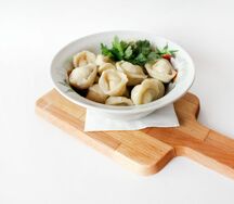 Пельмени cвинo-говяжьи с бульоном и зеленью