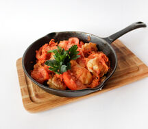 Вареники картофельные с овощами и сальсой