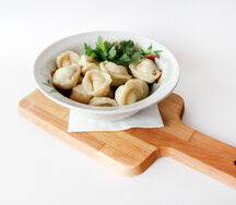 Пельмени куриные с бульоном и зеленью