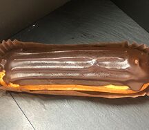 Эклер шоколадный
