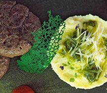 Котлетки из мраморной говядины с брусничным соусом и картофельным пюре